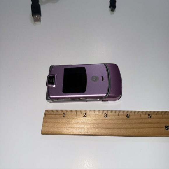 Motorola RAZR V3 Pink-Verizon w/Charger Turns On“UNTESTED” Buy As Is Read Below - Picture 12 of 14